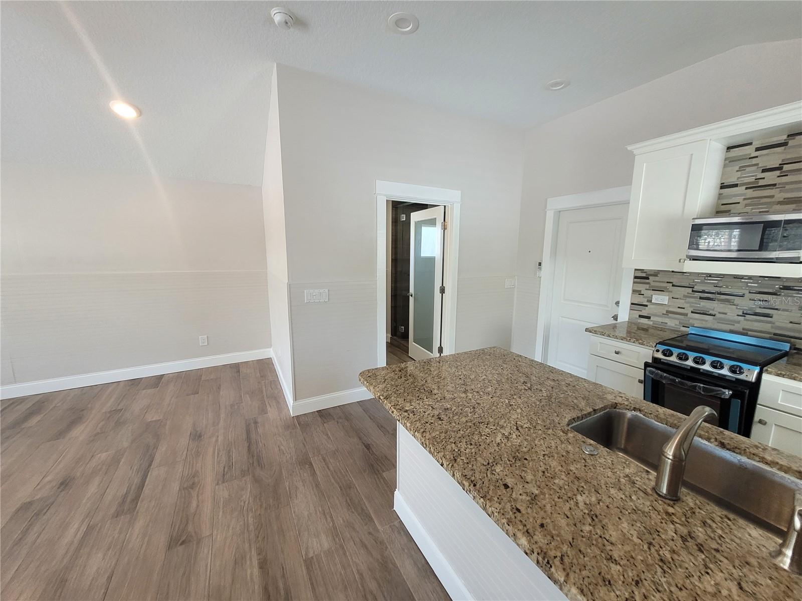 12217 1/2 Sunshine Ln Property Photo 11