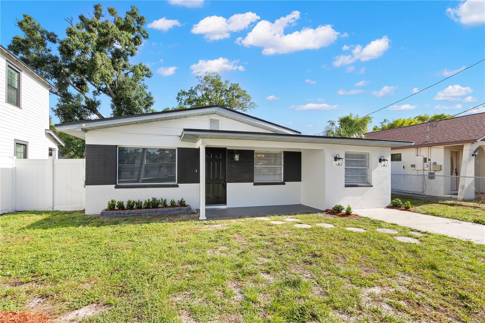 3921 W Gray St Property Photo 1