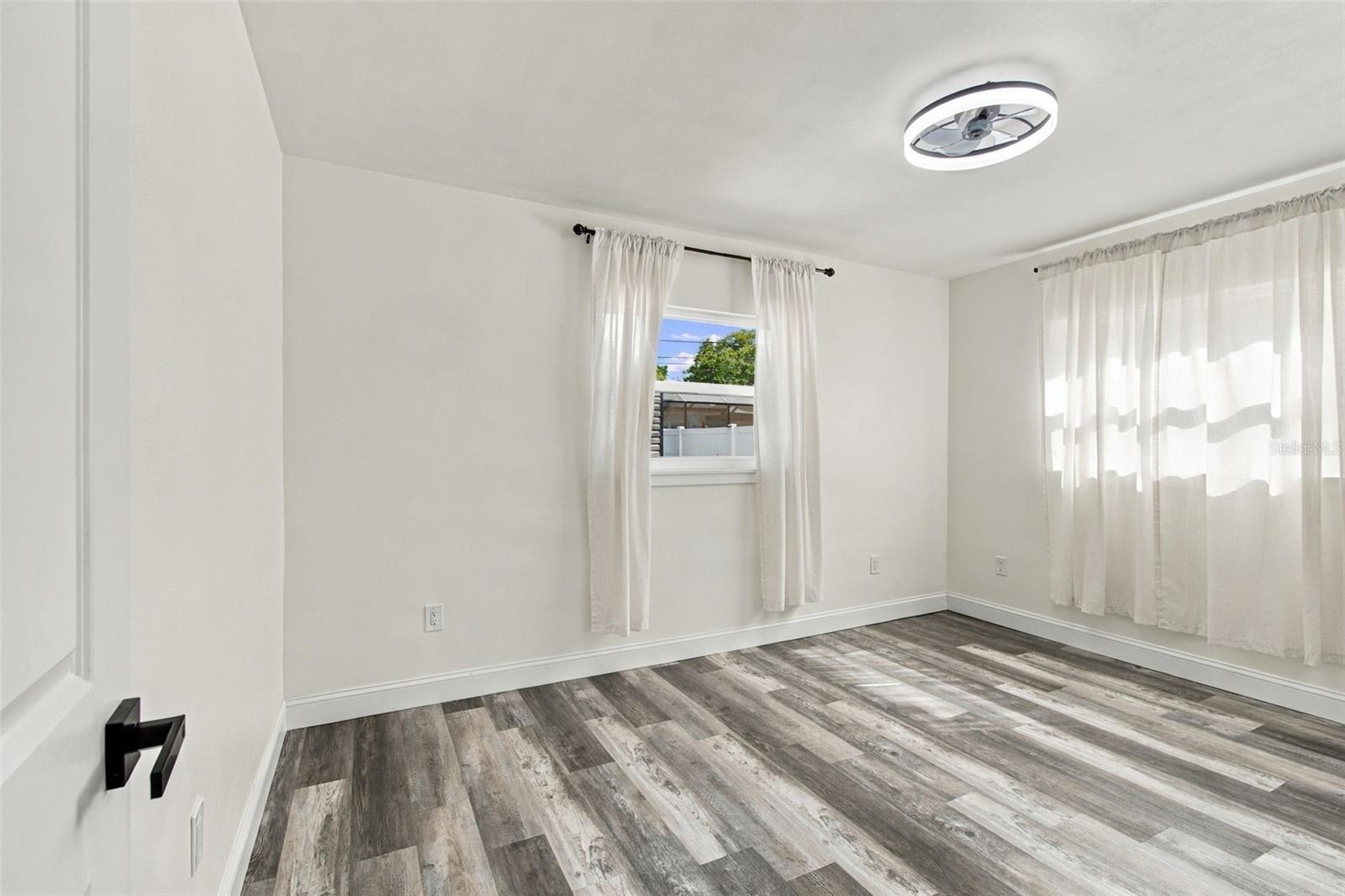 936 Lyndhurst St Property Photo 32