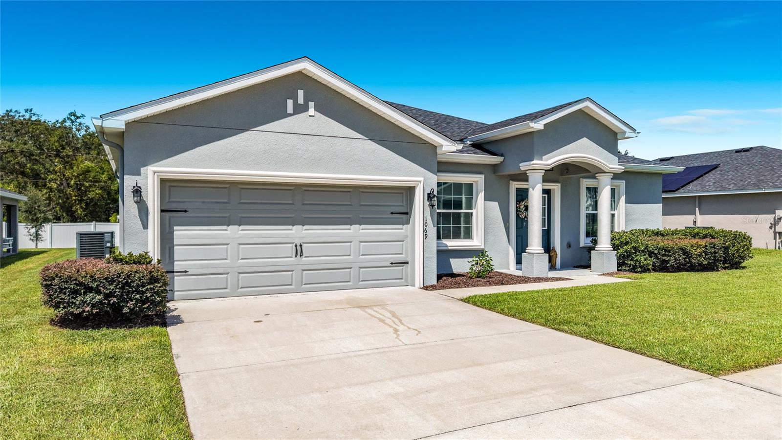 1069 Sandpiper Loop Property Photo 1