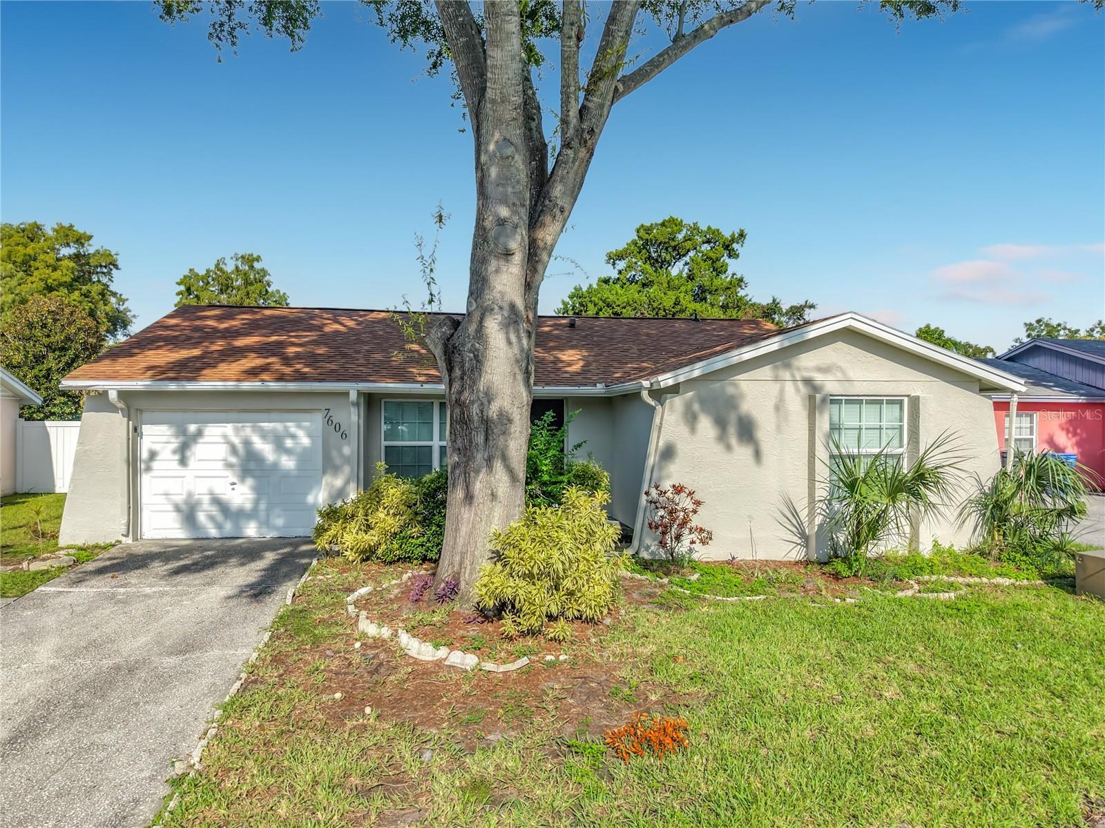 7606 Woodland Oaks Ct Property Photo 2