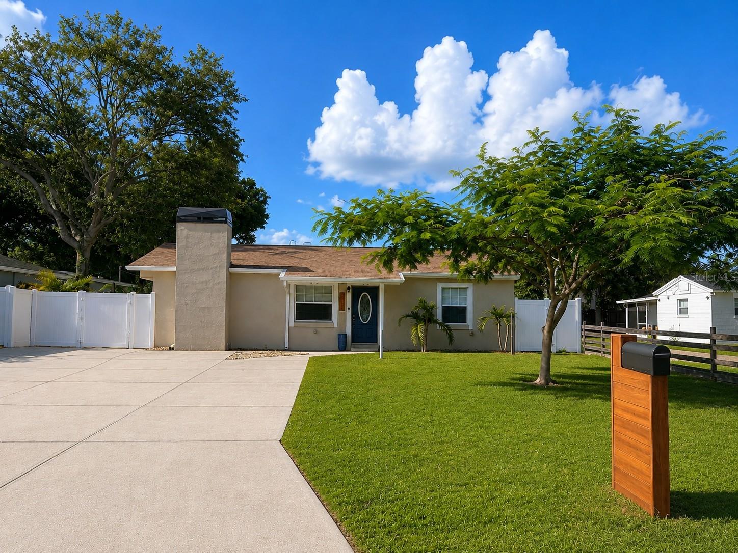 4405 W WALLCRAFT AVE Property Photo 1