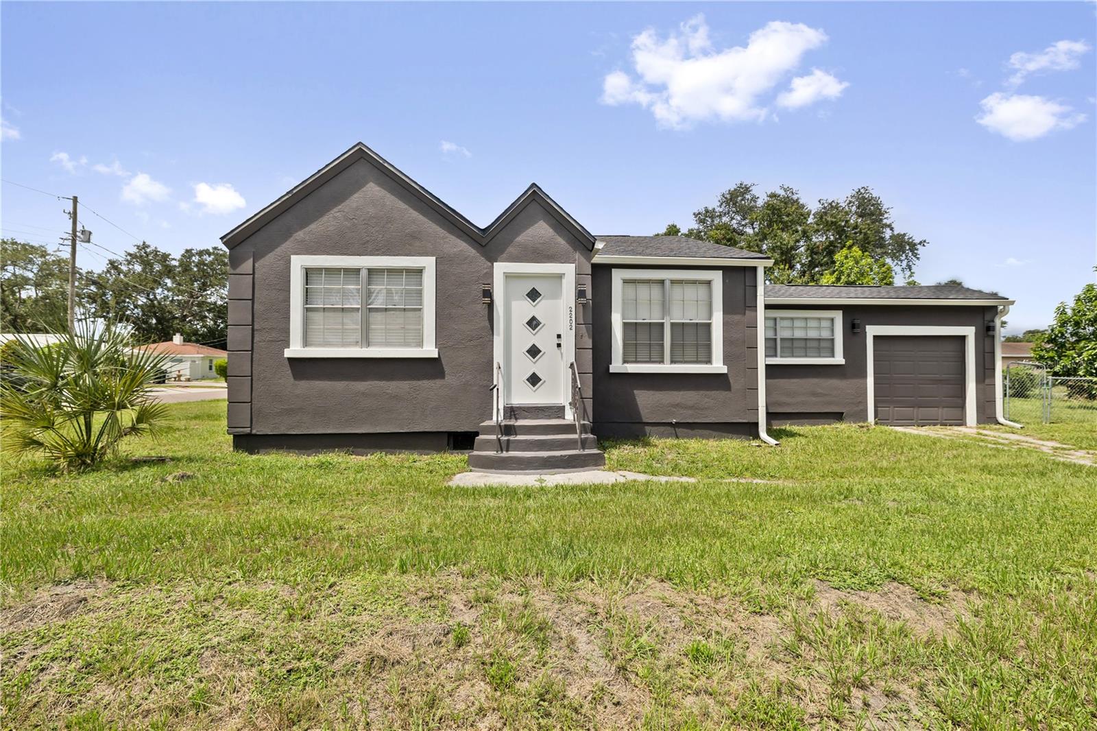 2202 N GLEN AVE Property Photo 1