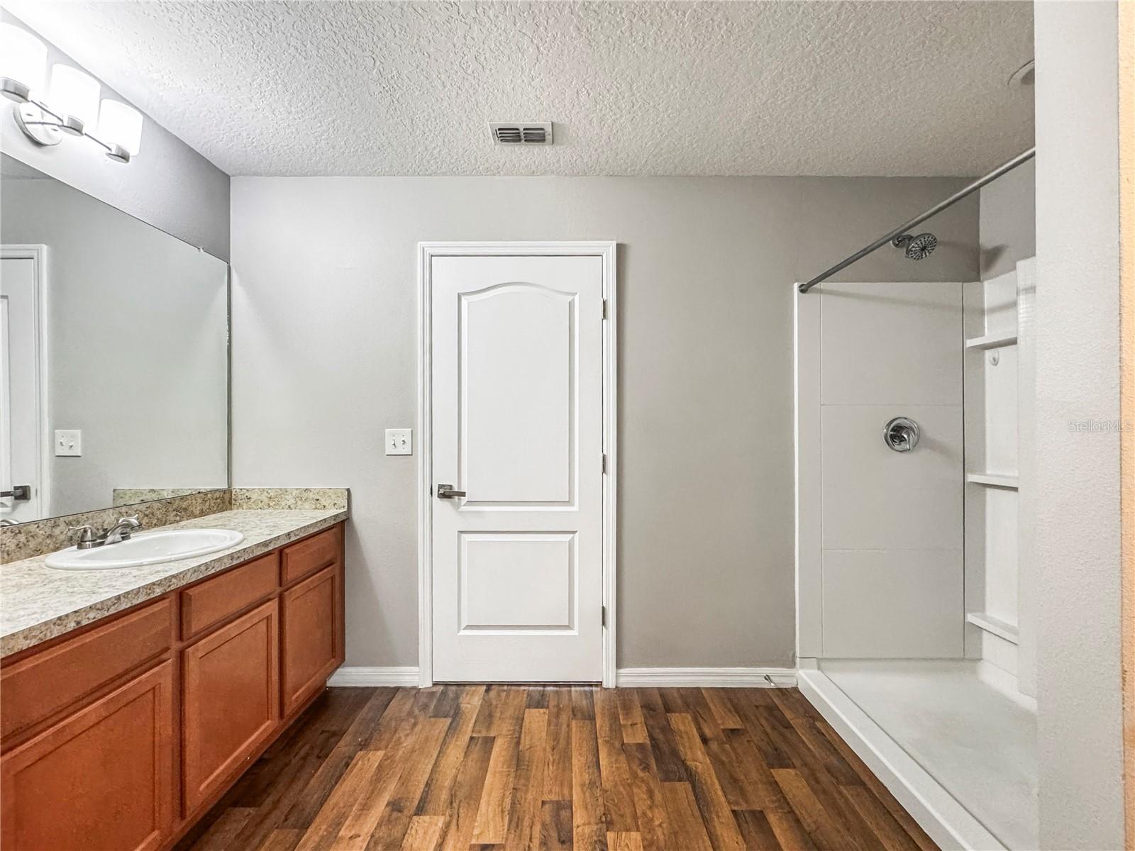 TB8543557 Property Photo 12