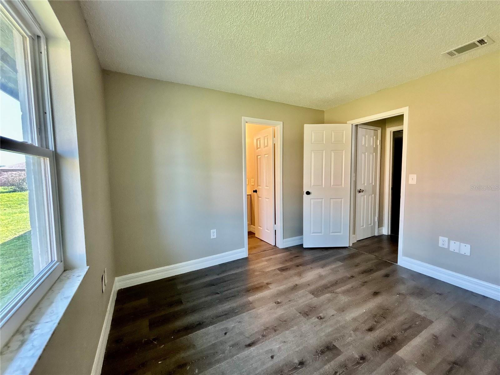 TB8543644 Property Photo 6