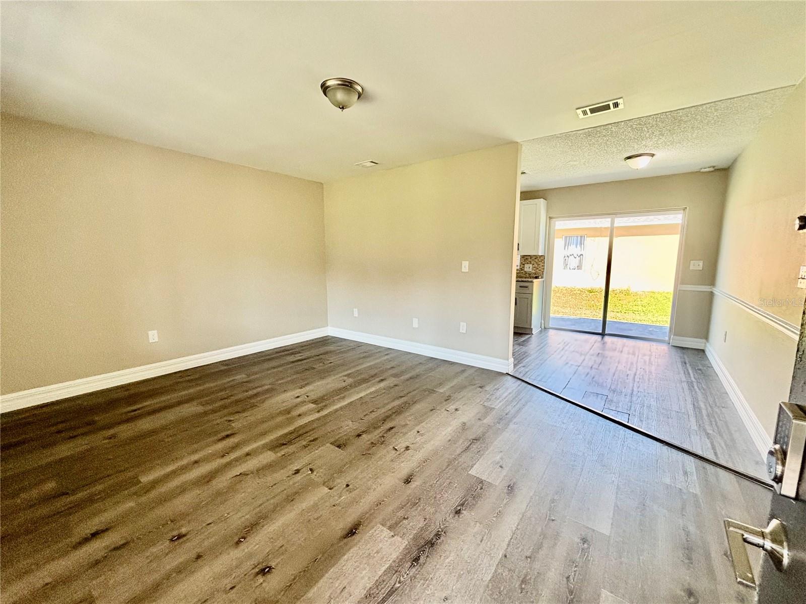 TB8543644 Property Photo 12