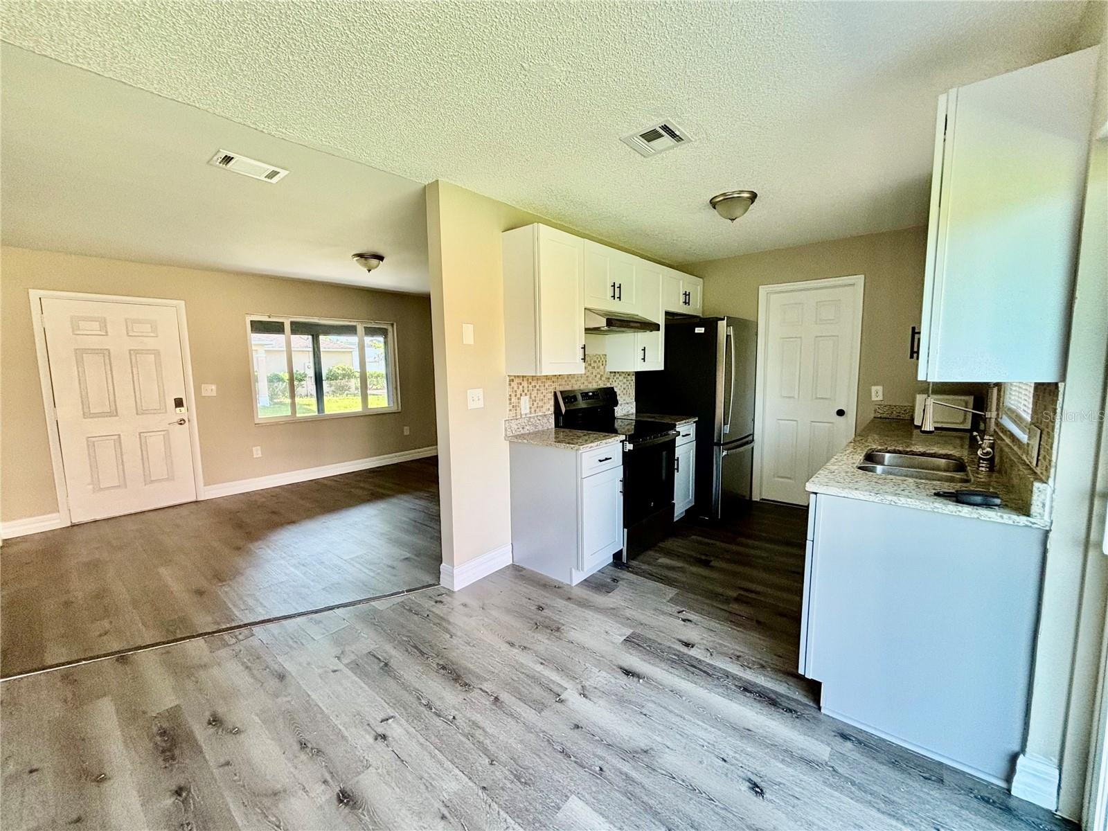 TB8543644 Property Photo 13