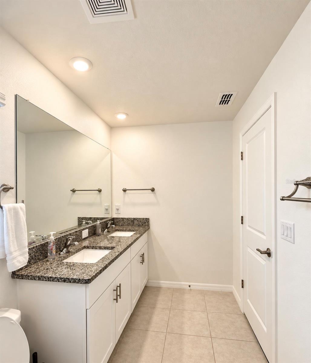 8212 Crescent Oaks Dr Property Photo 23