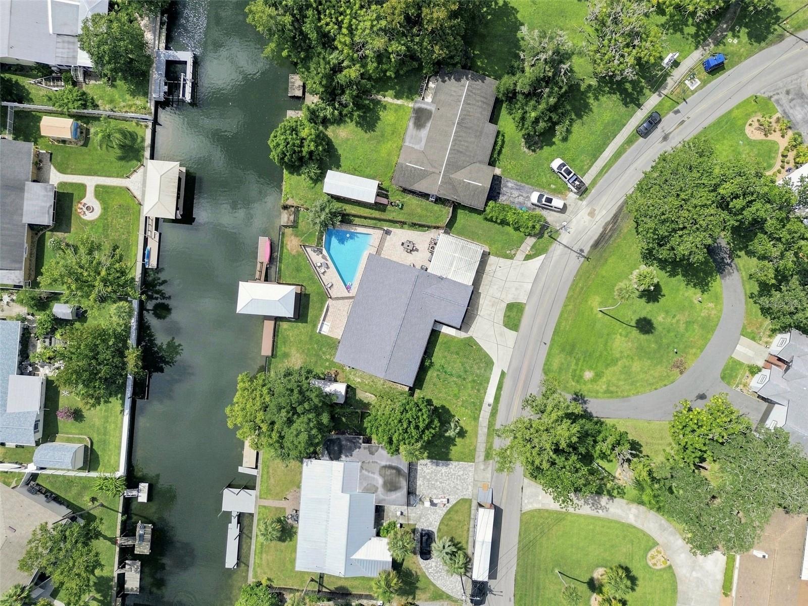 1303 SE KINGS BAY DR