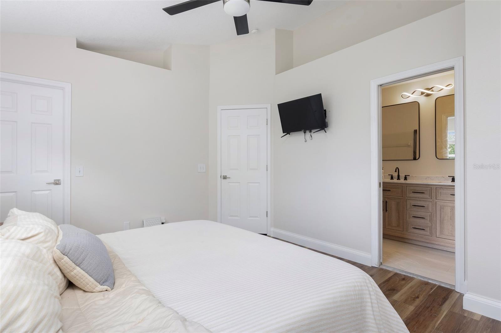 570 Vallance Way Ne Property Photo 16
