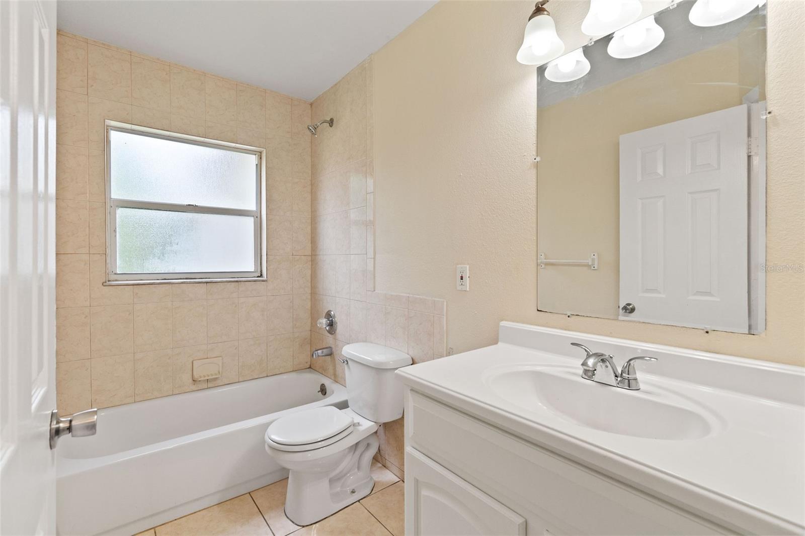 1937 Ridgewood Dr Property Photo 3