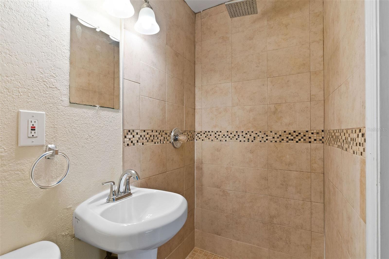 1937 Ridgewood Dr Property Photo 4
