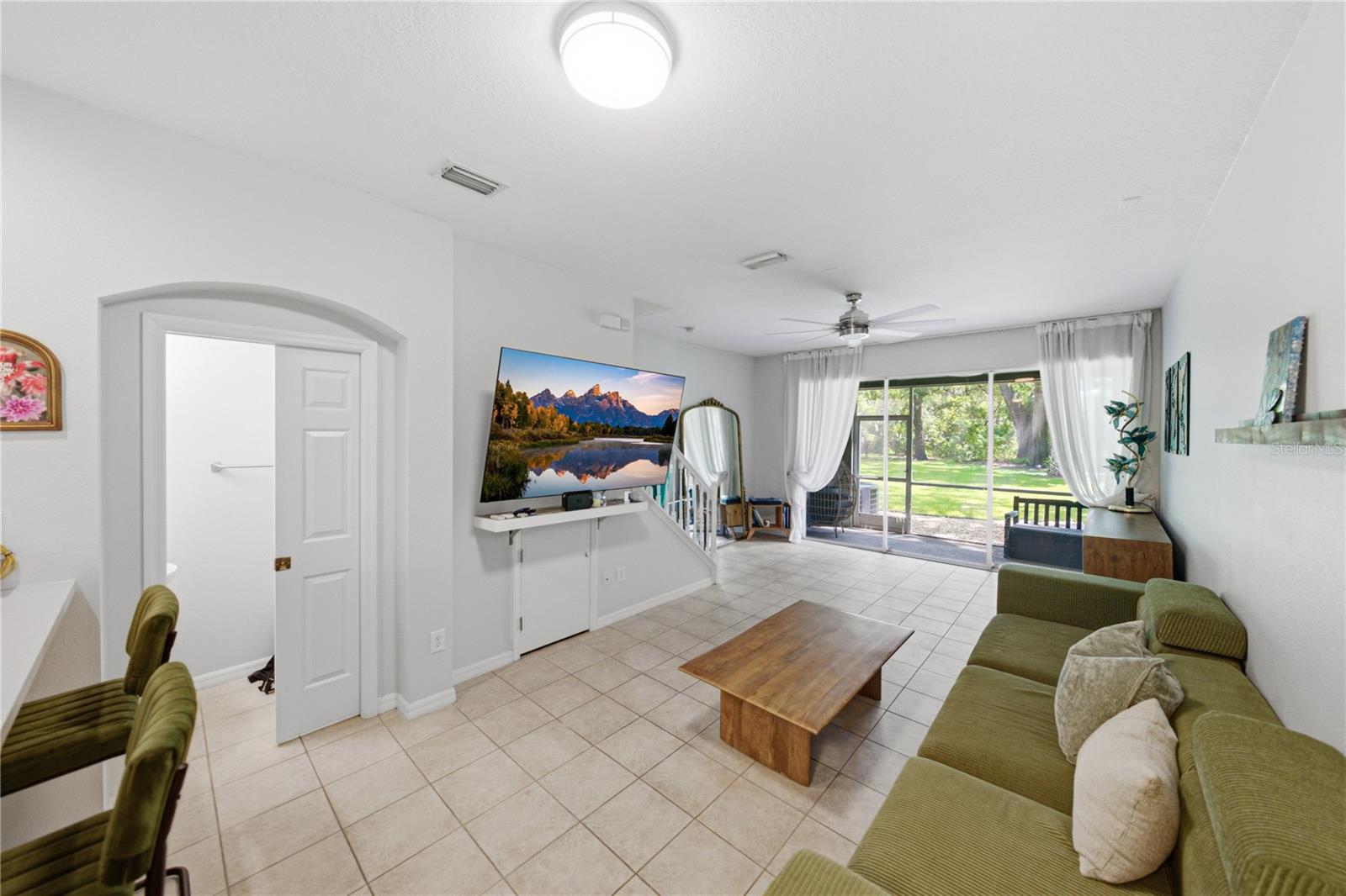 2405 Earlswood Ct Property Photo 4