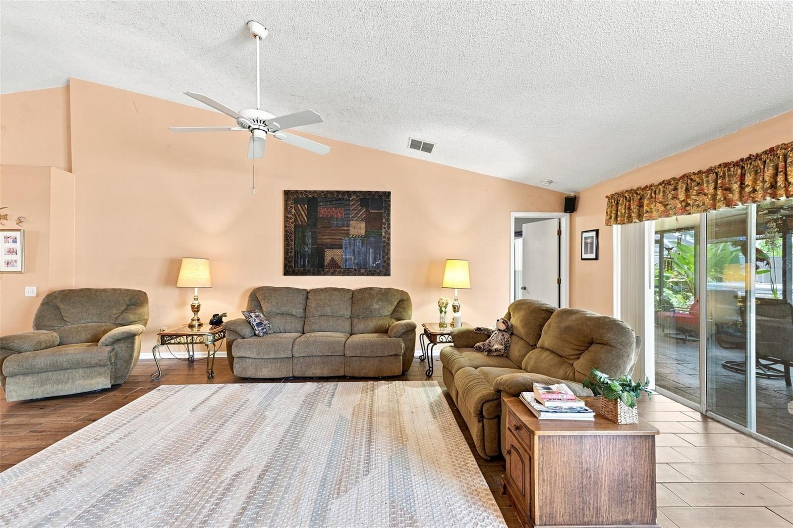 207 Lakeway Ln Property Photo 9