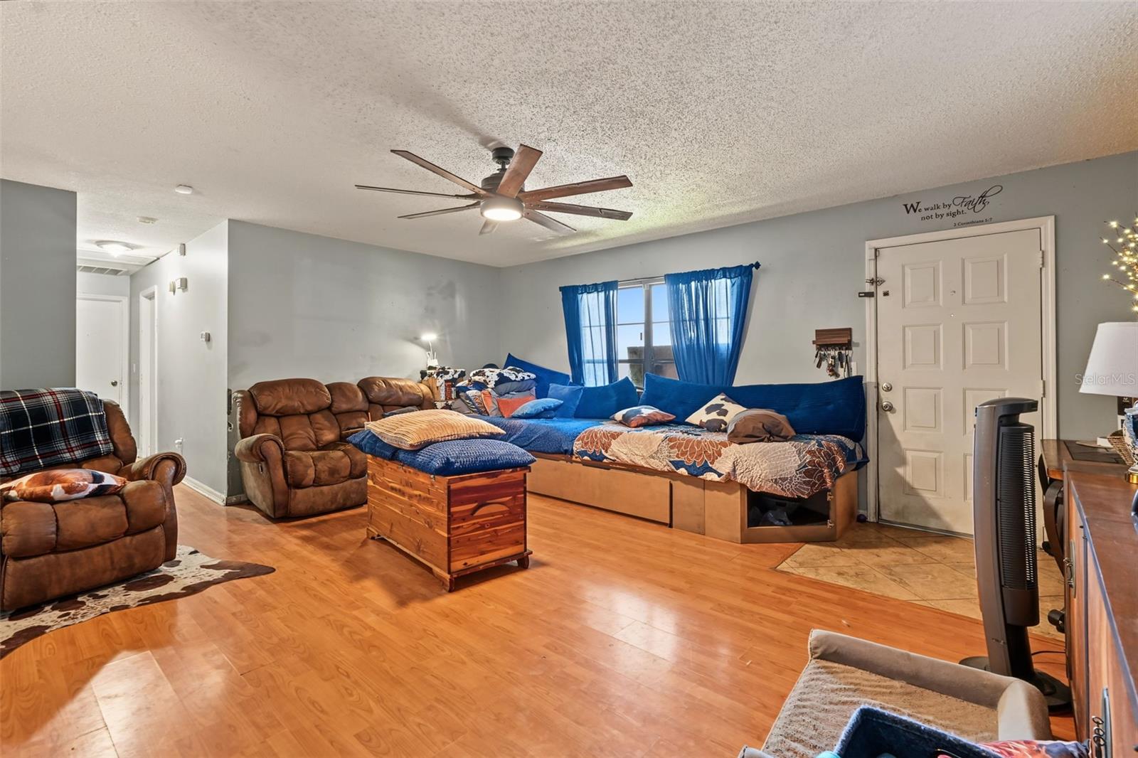 509 E Drew St Property Photo 6