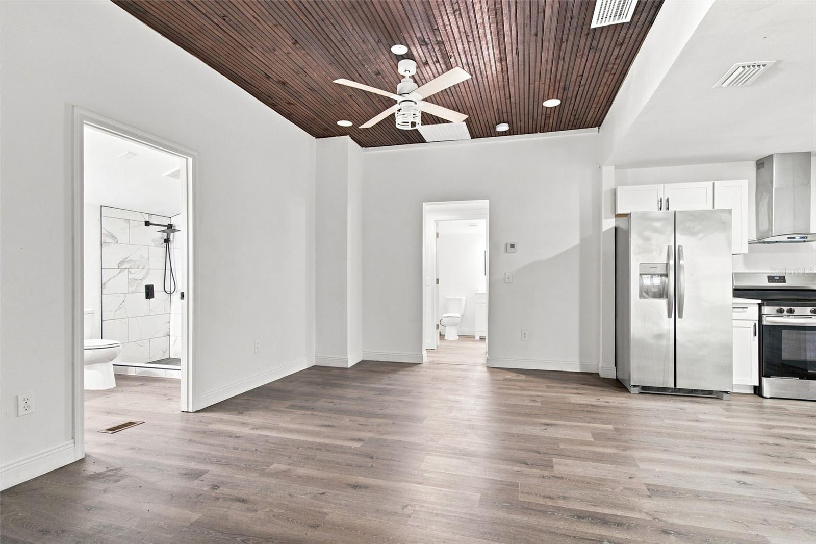 1129 Carlton St Property Photo 10