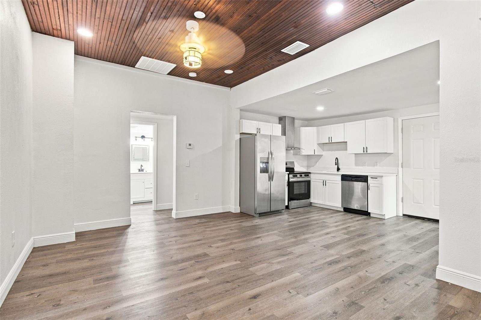 1129 Carlton St Property Photo 12