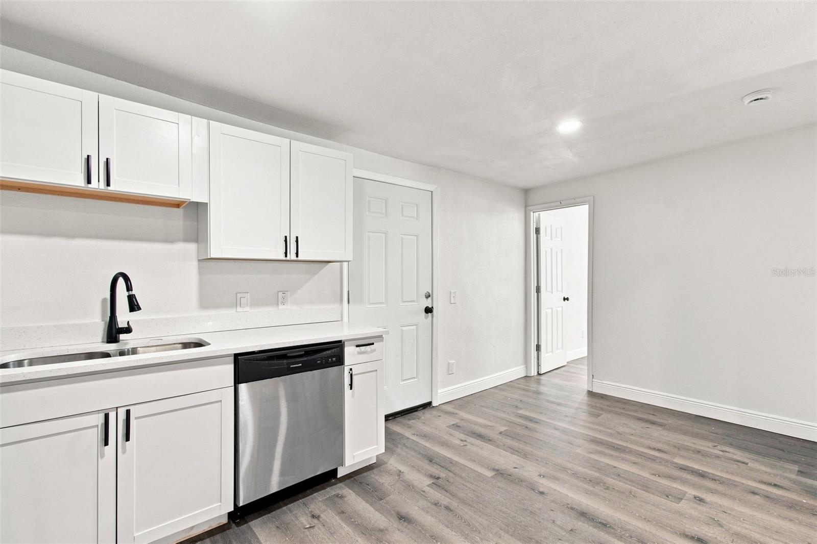 1129 Carlton St Property Photo 18