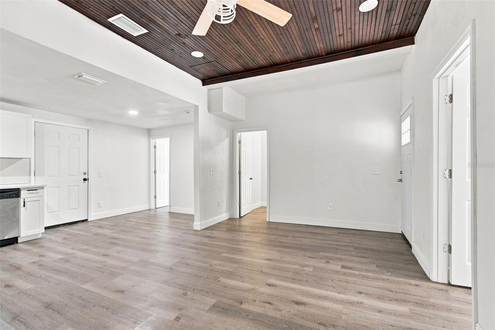 1129 Carlton St Property Photo 19