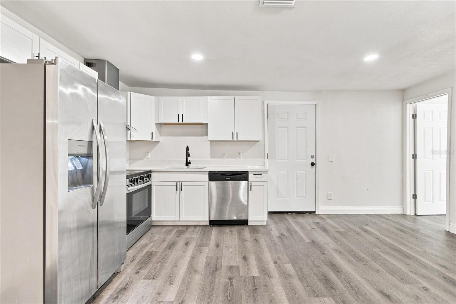 1129 Carlton St Property Photo 20