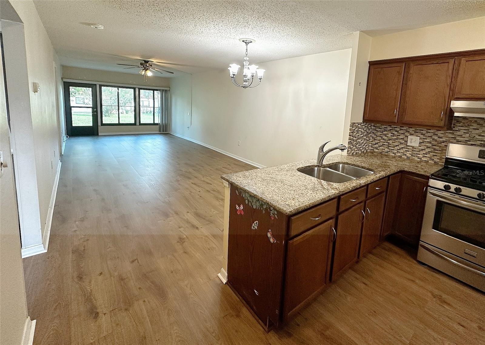 1279 Mission Hills Blvd Property Photo 3