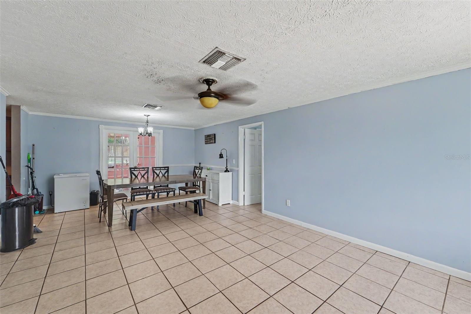 9342 Northcliffe Blvd Property Photo 5
