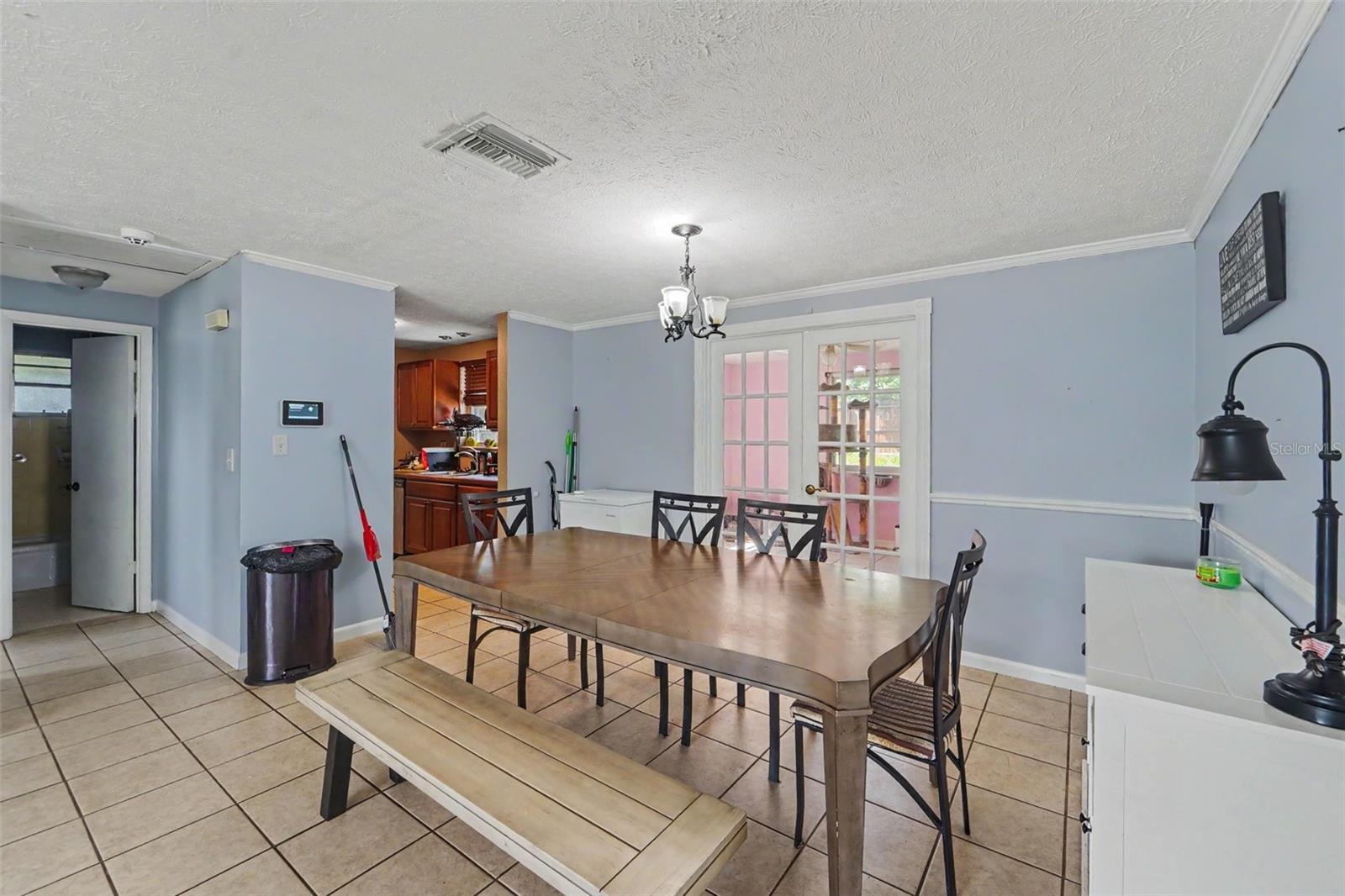 9342 Northcliffe Blvd Property Photo 7