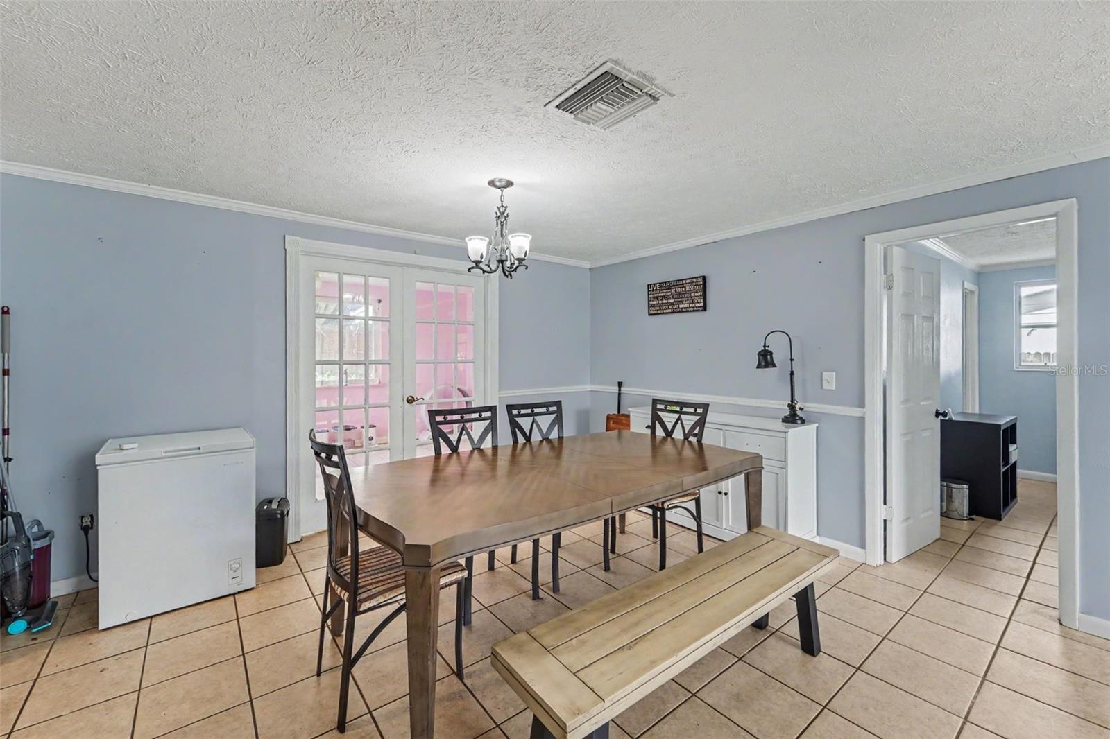 9342 Northcliffe Blvd Property Photo 8