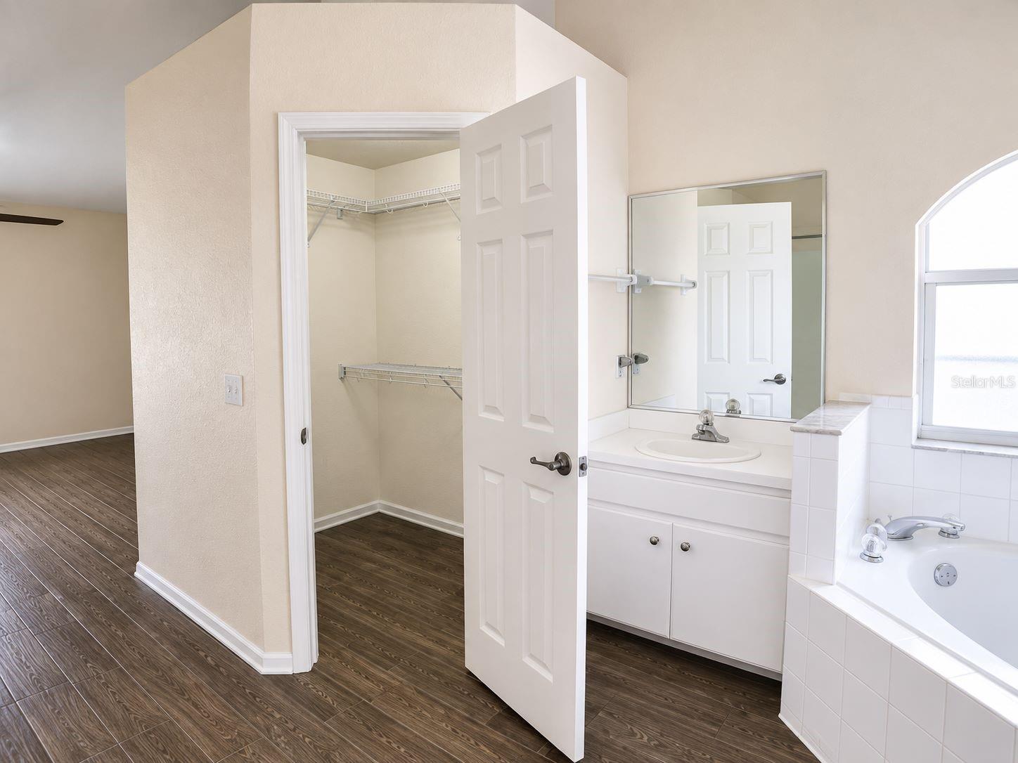 3072 Thoroughbred Loop W Property Photo 23