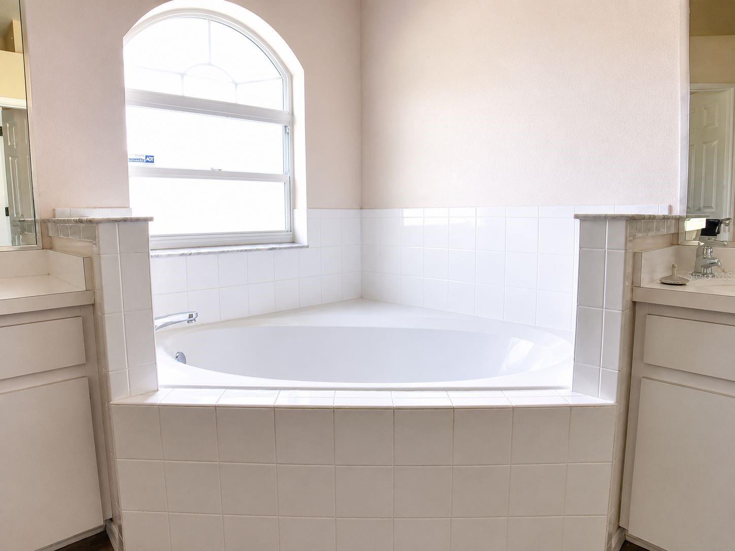 3072 Thoroughbred Loop W Property Photo 24