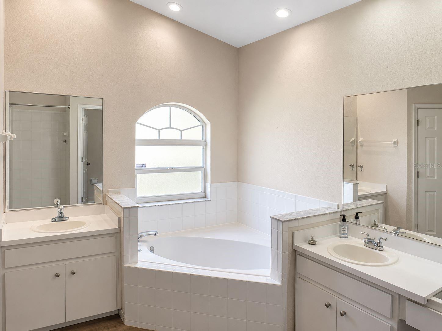3072 Thoroughbred Loop W Property Photo 26