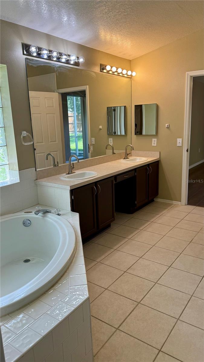 9917 Colonnade Dr Property Photo 24