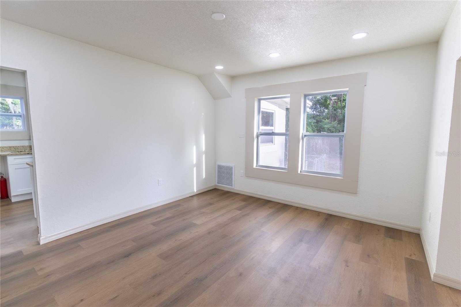 14022 4th St Property Photo 12