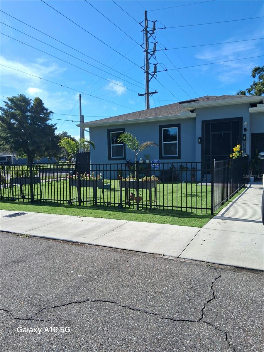 3219 E Emma St Property Photo 1