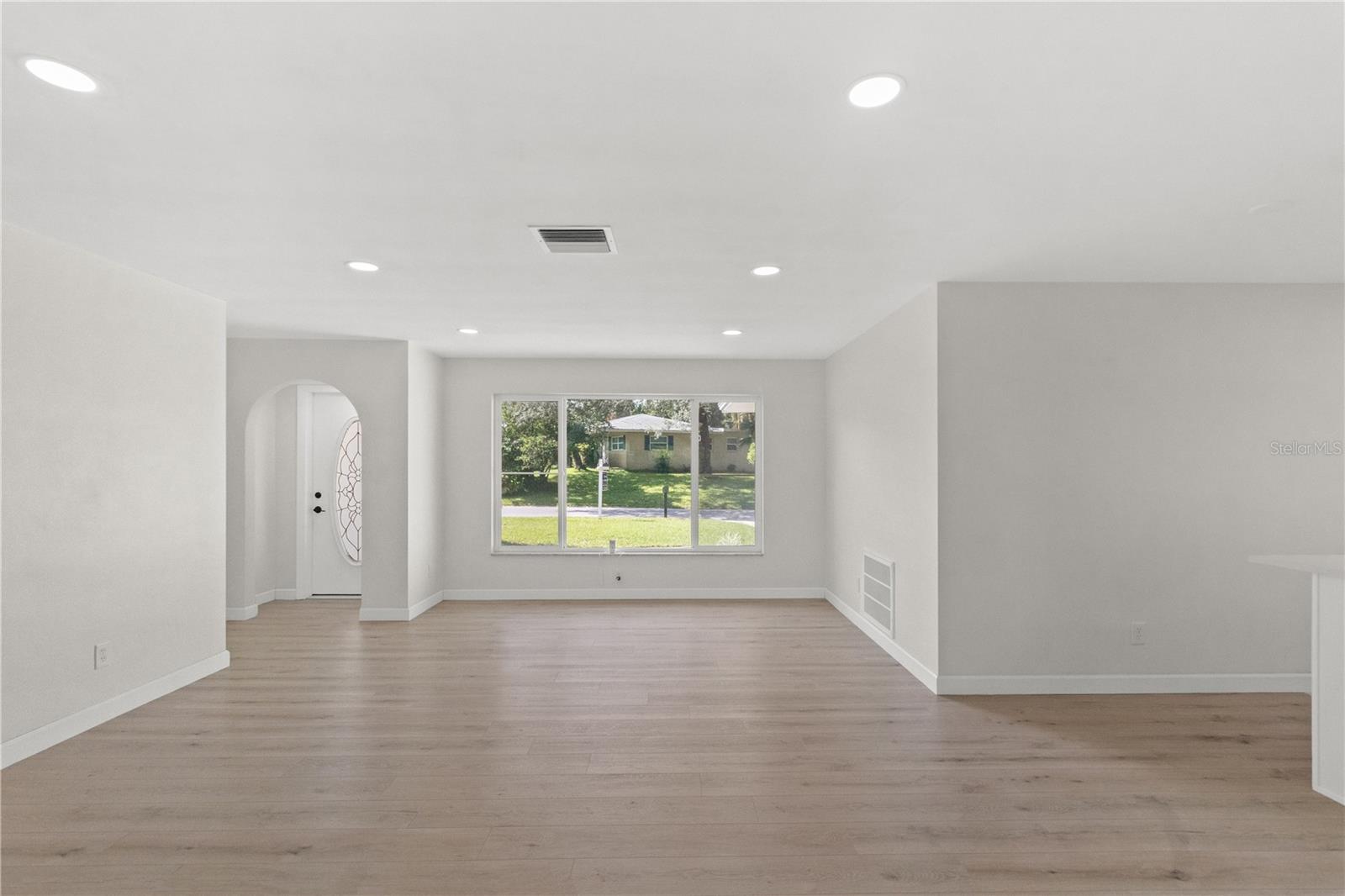 2040 Forest Dr Property Photo 10