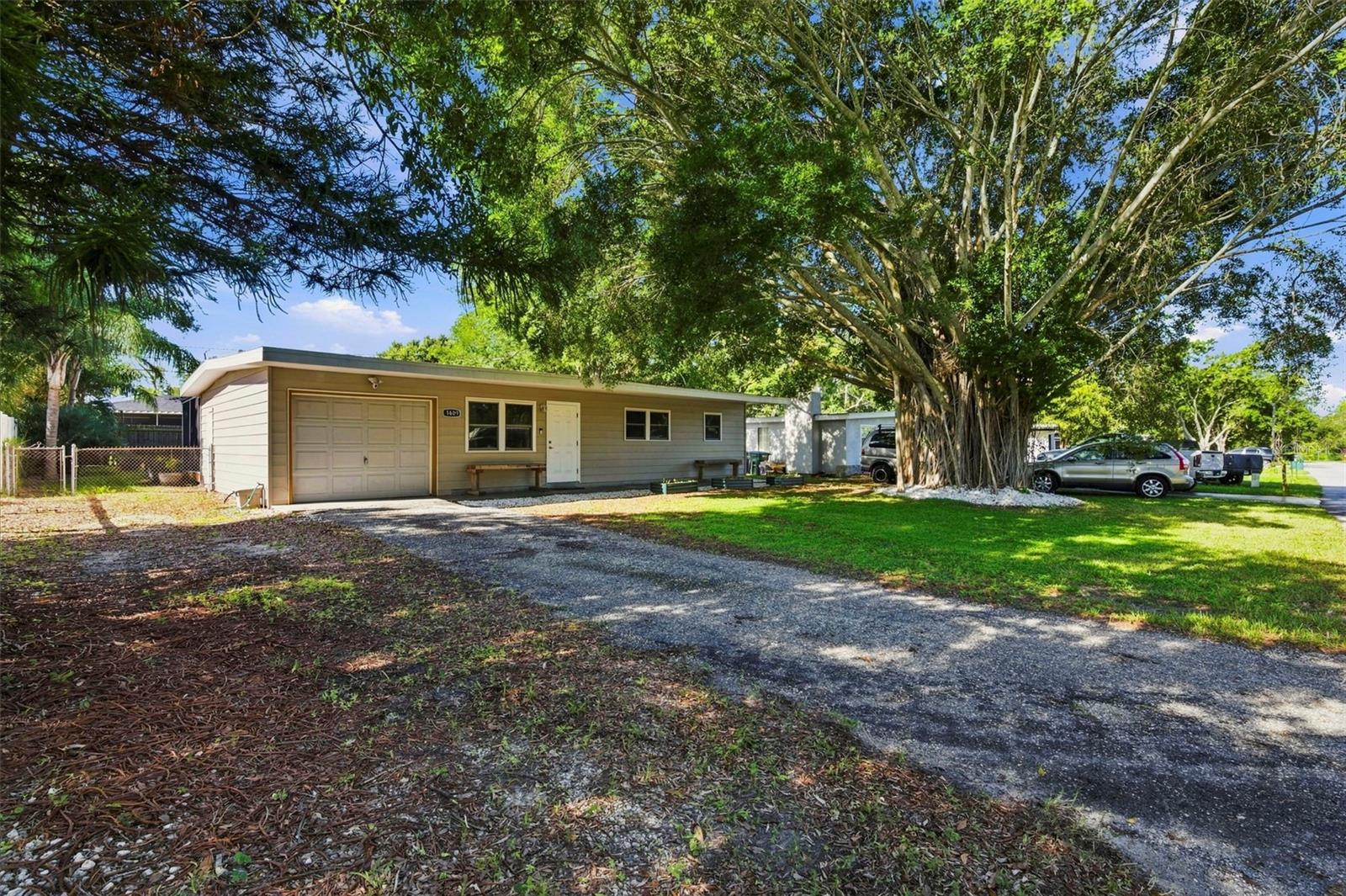 1609 Scott St Property Photo 2