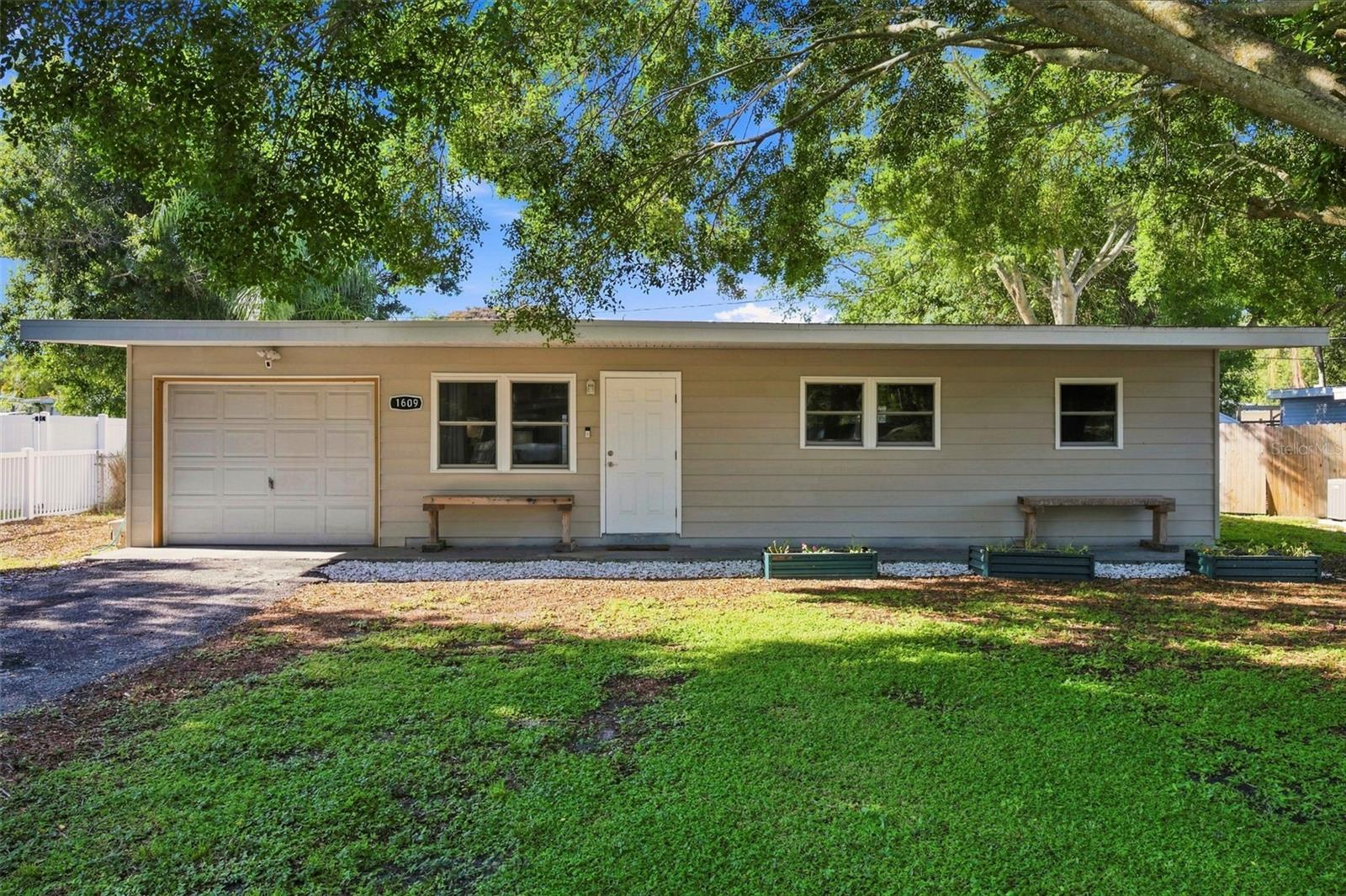 1609 Scott St Property Photo 3