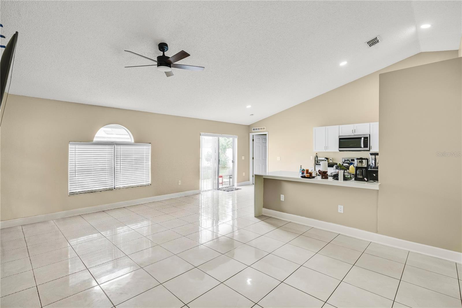 TB8544524 Property Photo 5