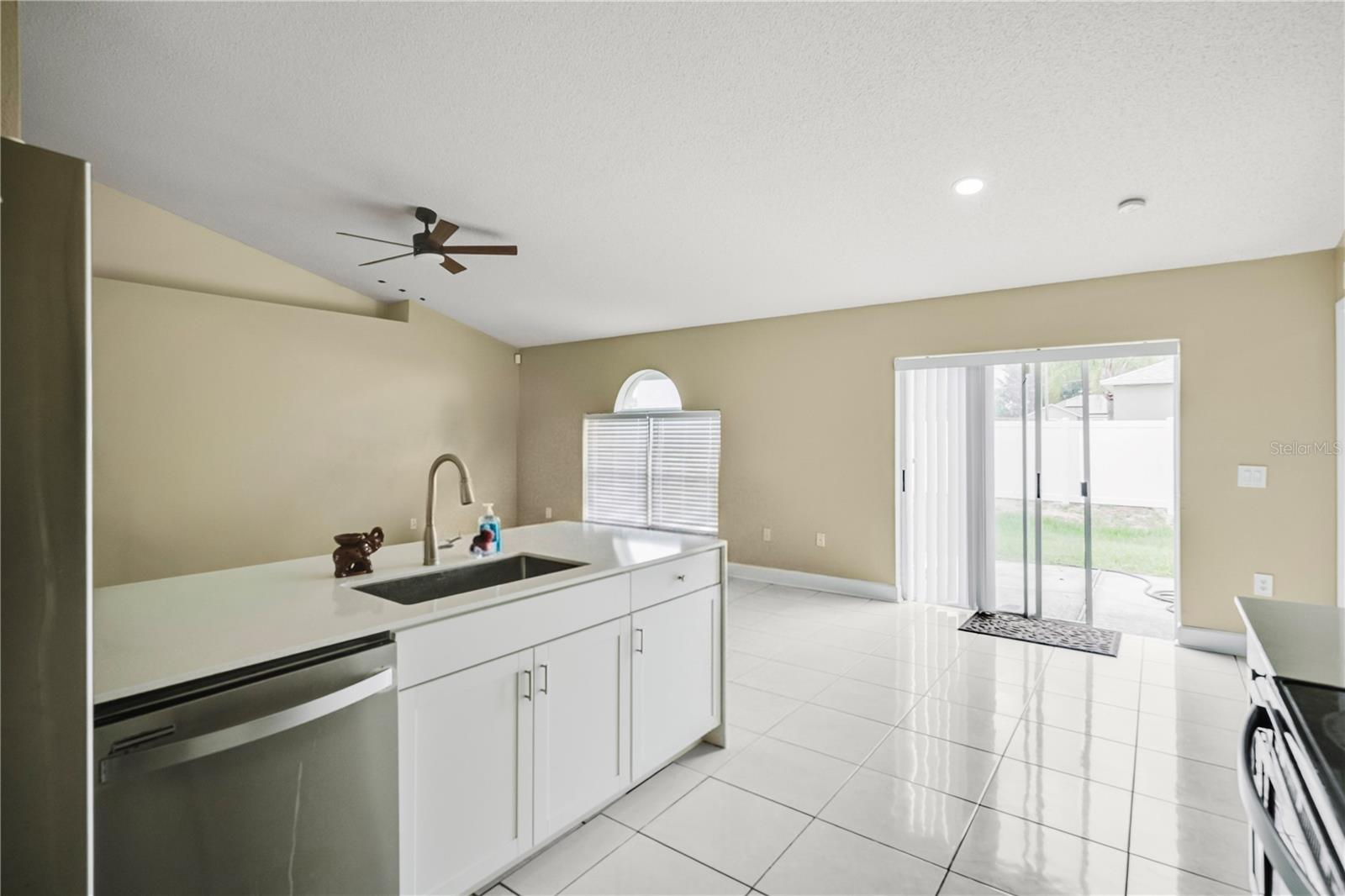 TB8544524 Property Photo 12