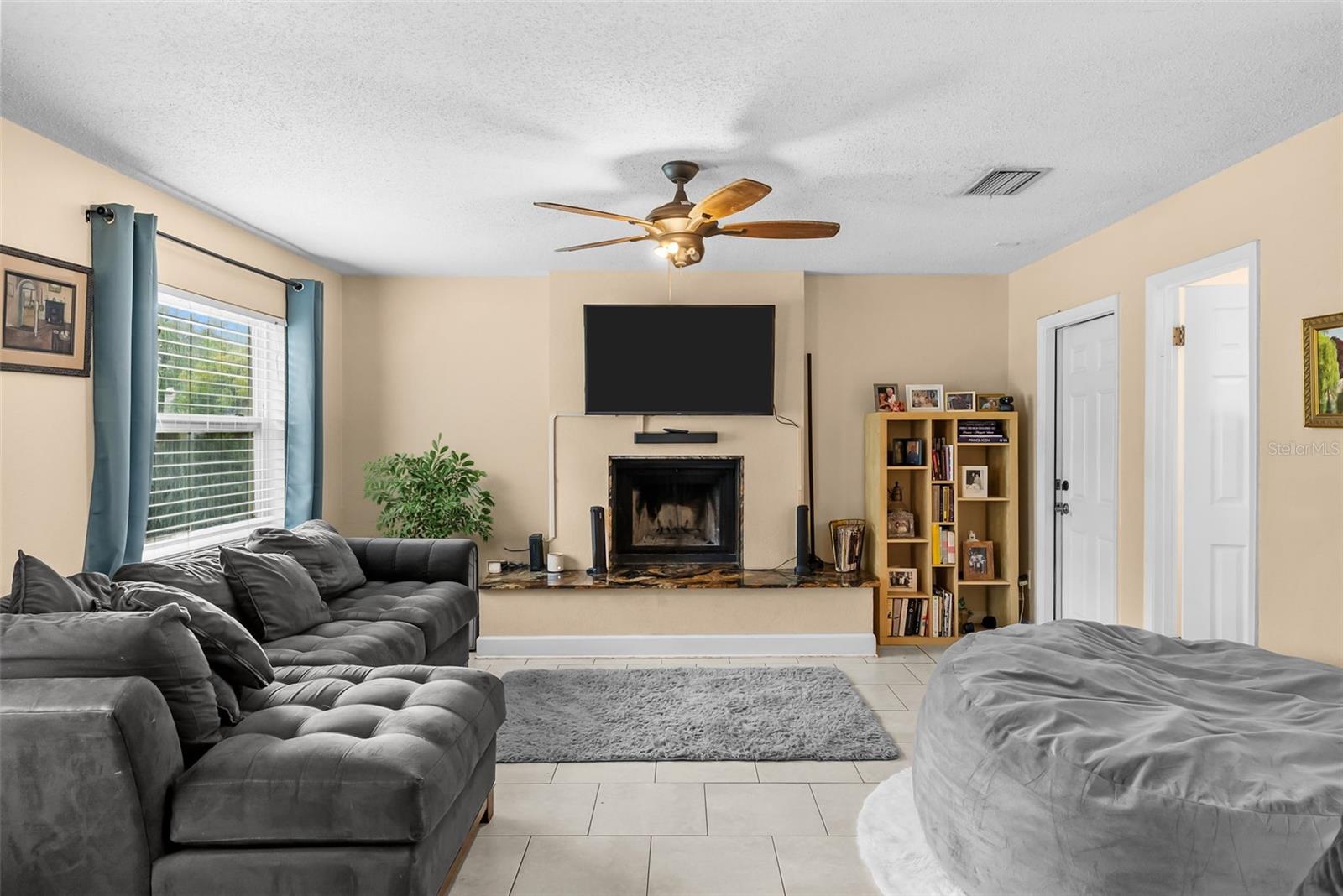 11199 Temple Ave Property Photo 5