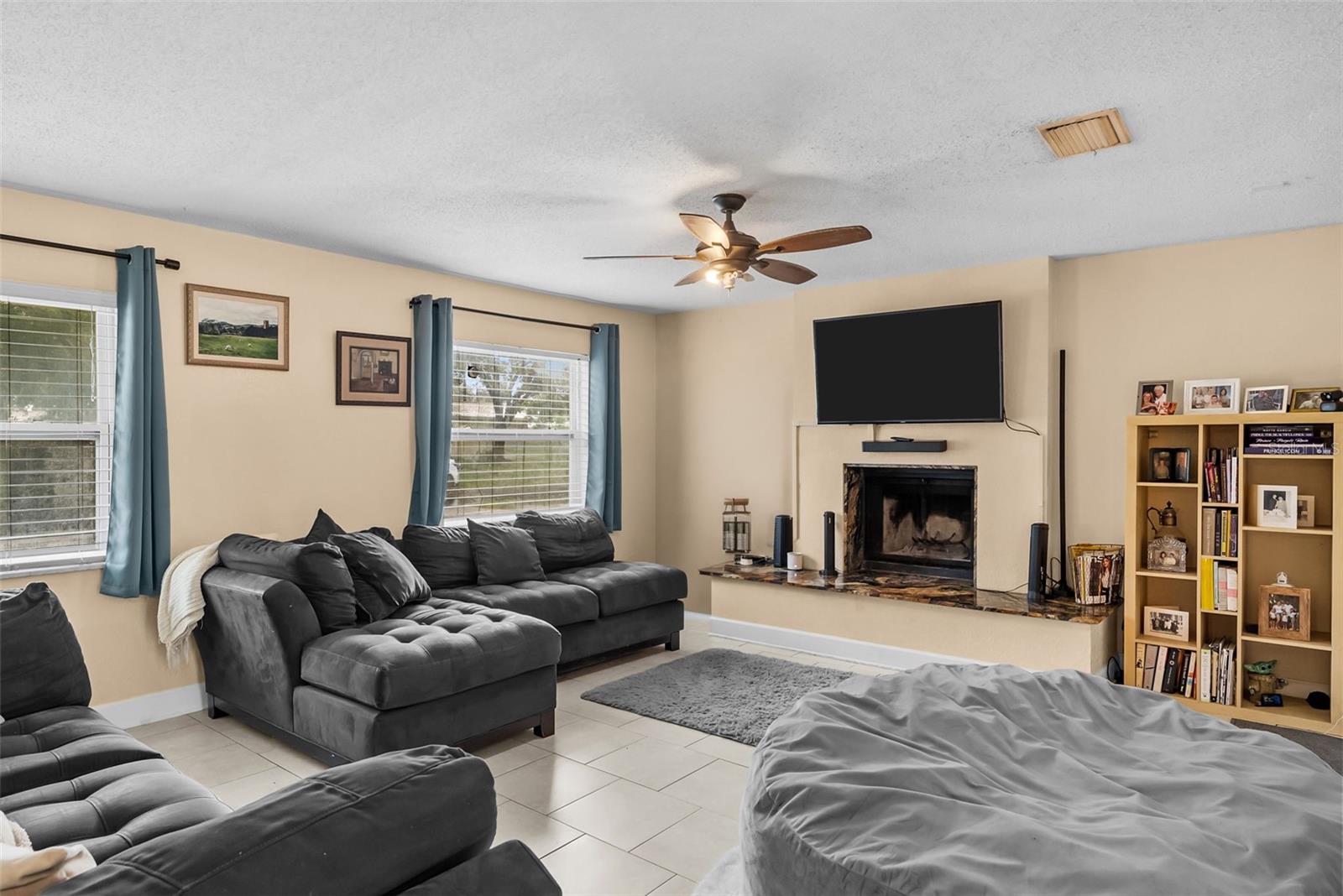 11199 Temple Ave Property Photo 7
