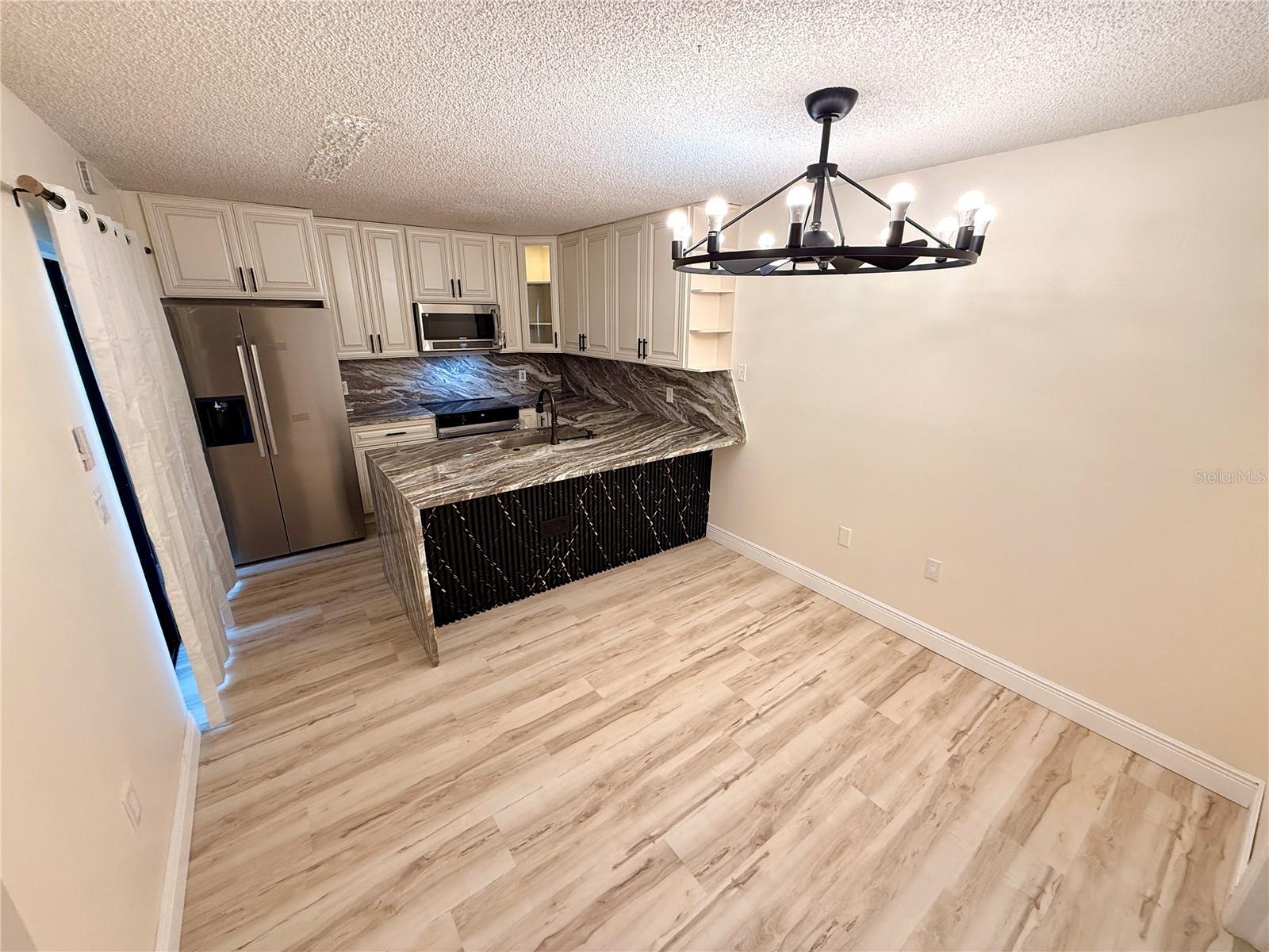 2747 5th Ct Property Photo 6