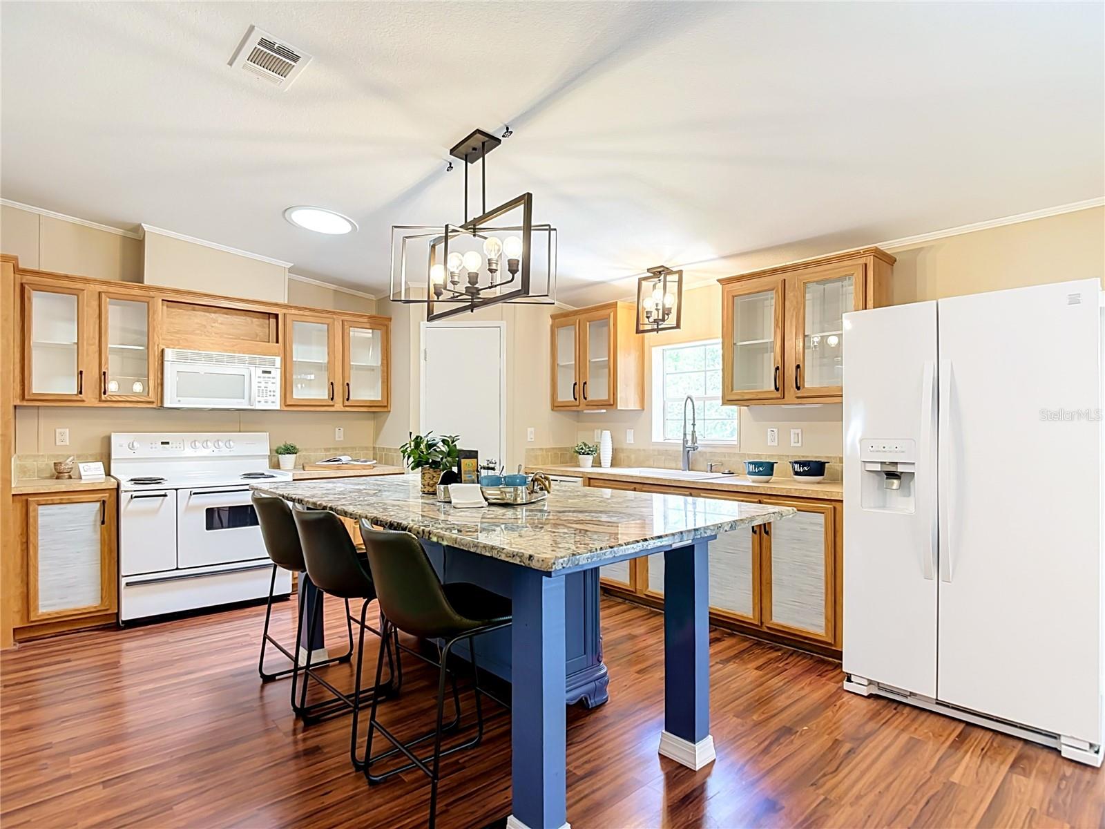 17235 Carlesimo Ave Property Photo 8