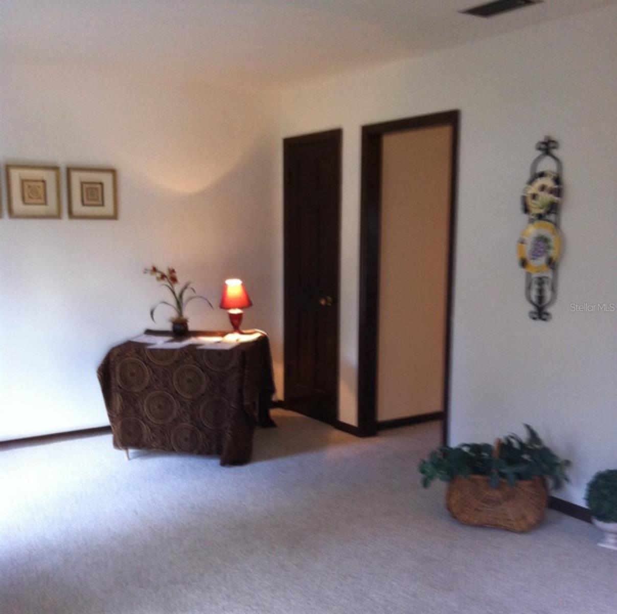 1021 Greenbriar Dr Property Photo 4