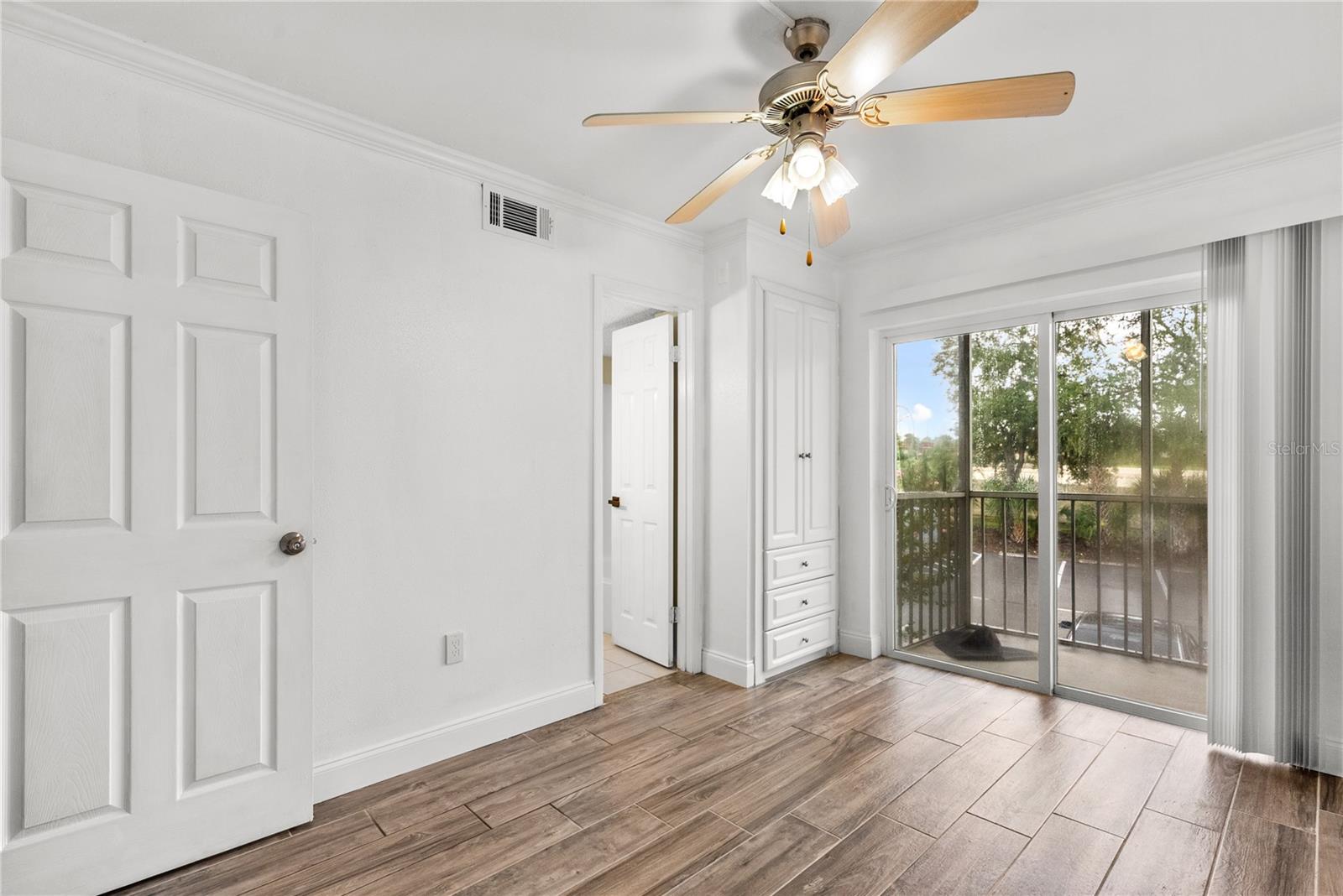 109 Oyster Bay Cir #220 Property Photo 12