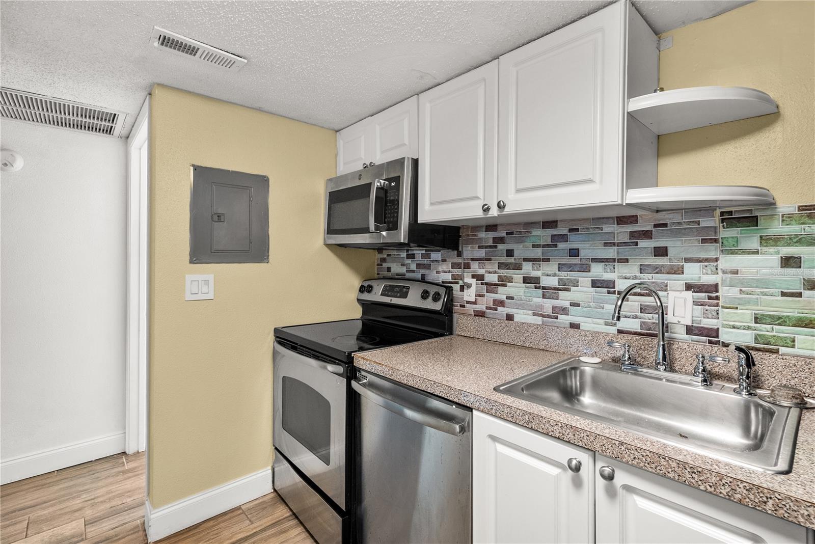 109 Oyster Bay Cir #220 Property Photo 24