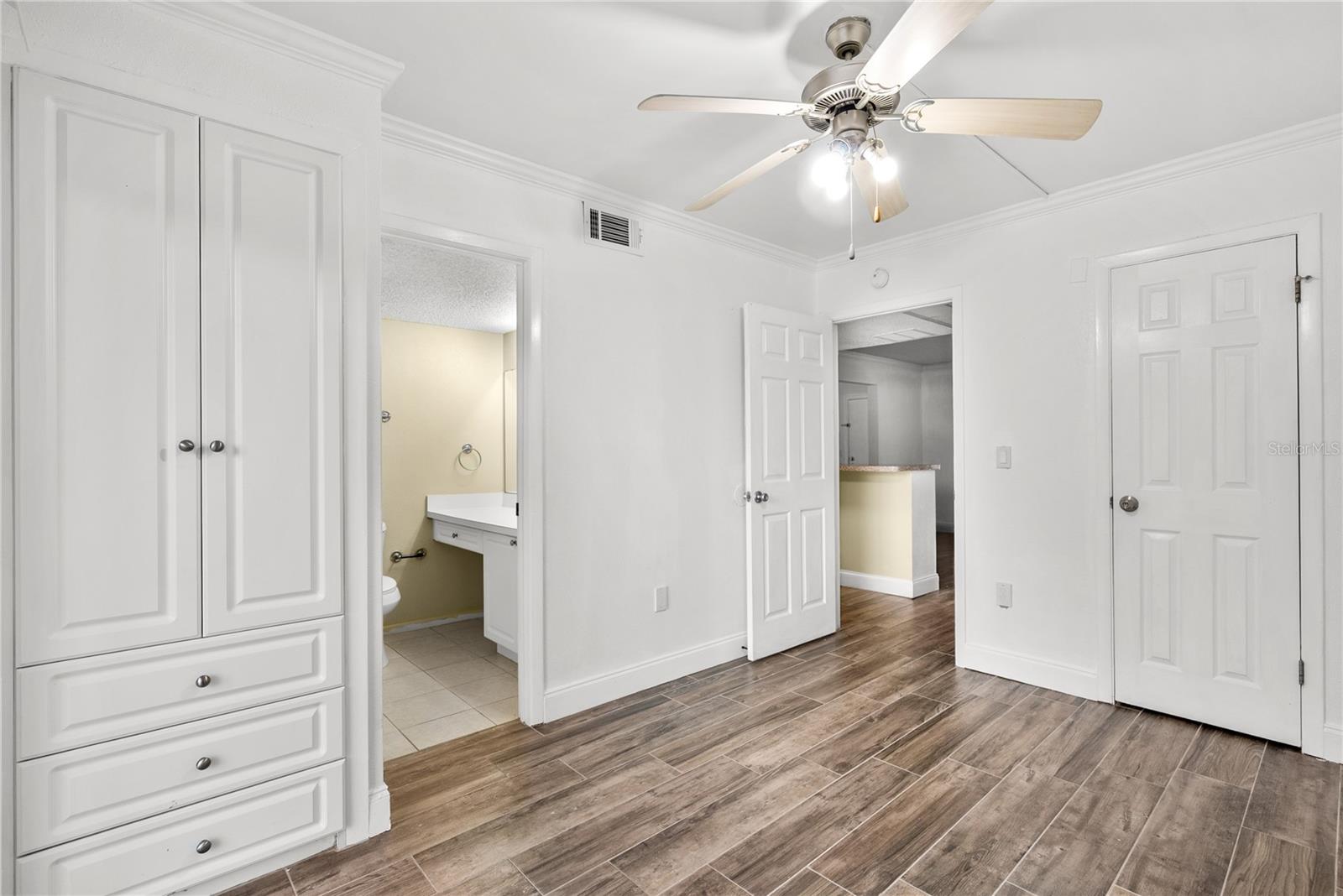 109 Oyster Bay Cir #220 Property Photo 33