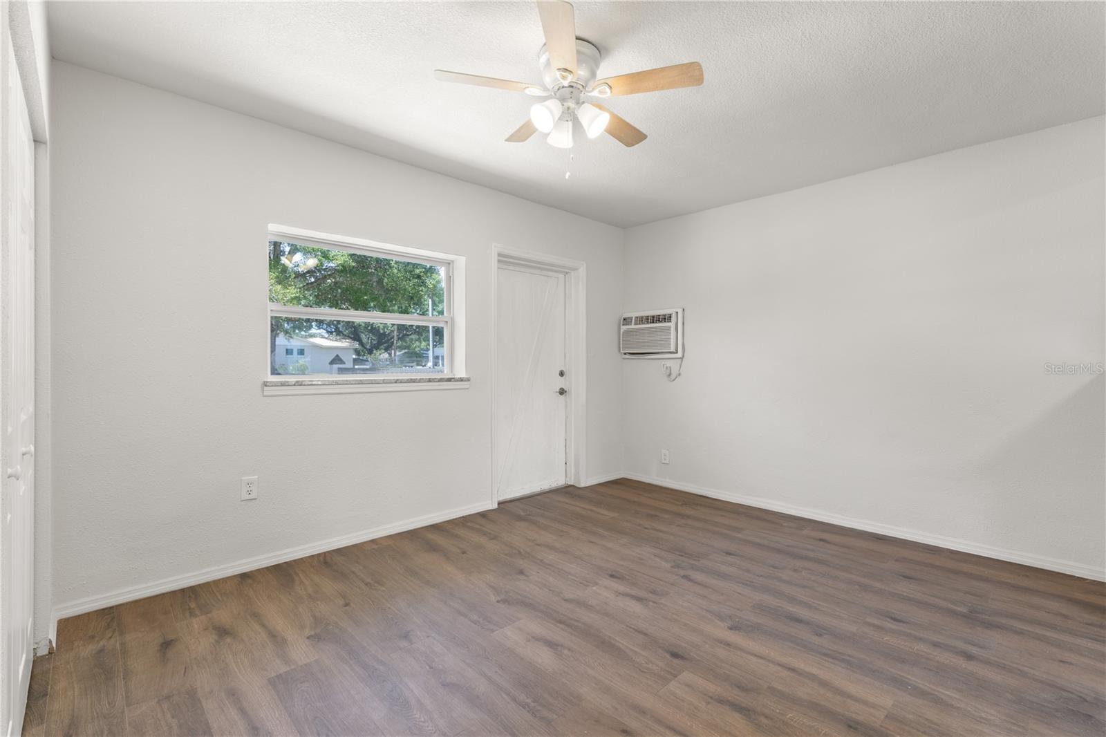 9845 60th St Property Photo 4
