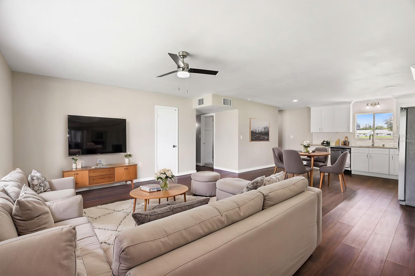702 Desert Hills Way Property Photo 3