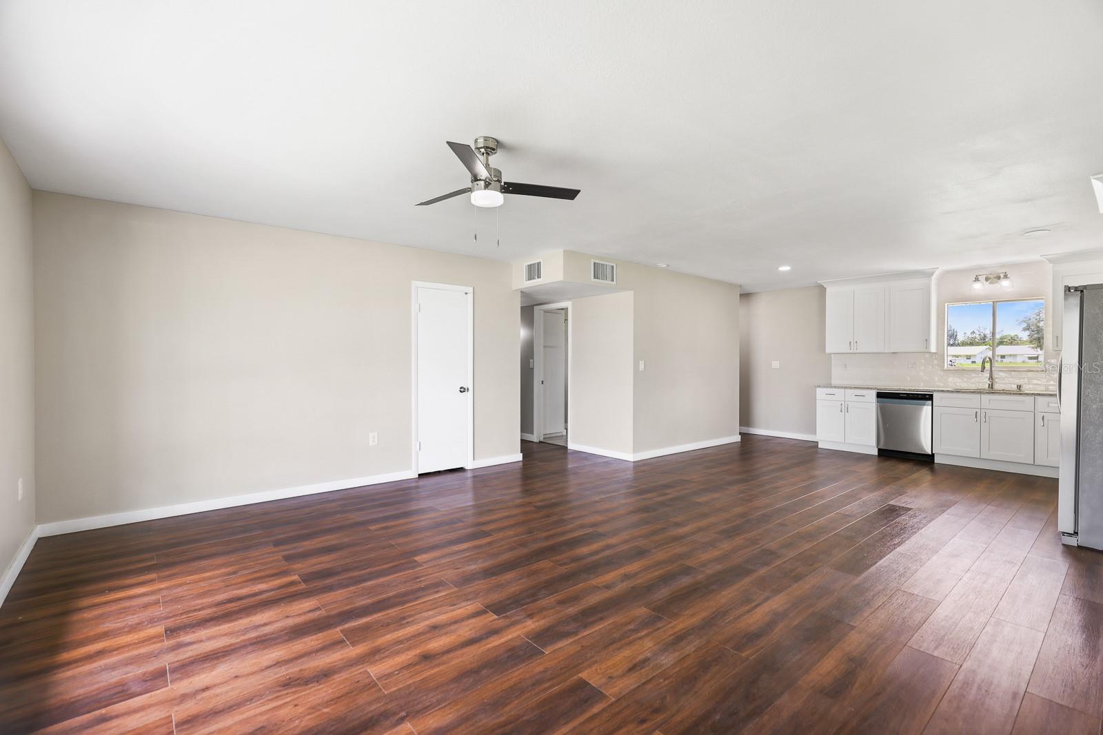 702 Desert Hills Way Property Photo 4